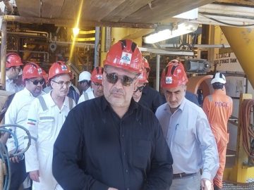 بازدید جمعی از نمایندگان مجلس از سکوی فاز یک پارس جنوبی و پتروشیمی‌های عسلویه