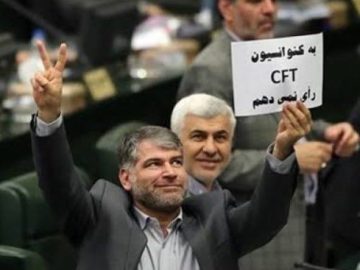 📌 برای ثبت در تاریخ: کاغذی که جواد ساداتیان، محکوم پرونده «چای دبش» در مجلس بالای سر گرفته بود!